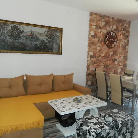 Ruby Apartment *