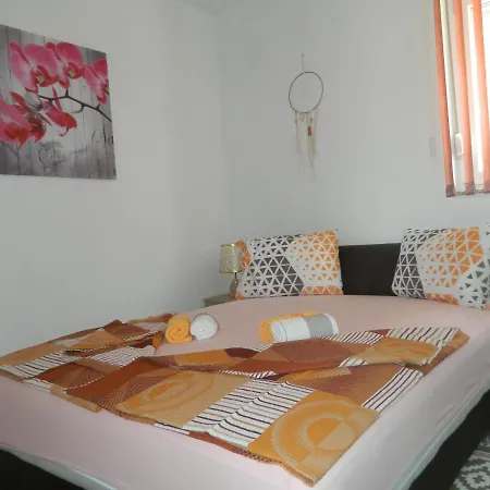 Ruby Apartment *
