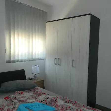 Ruby Apartment *
